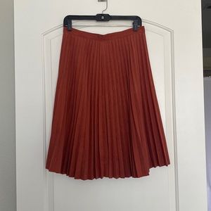 NWOT PLEATED SKIRT